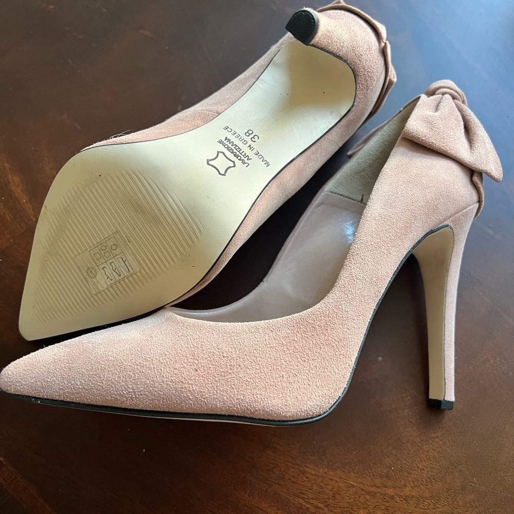 Chic Blush Suede Heels with Bow Detail